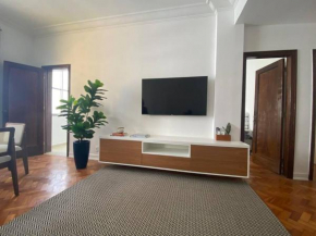 Lindo apartamento a 200 metros da praia de Copacabana, portaria 24h